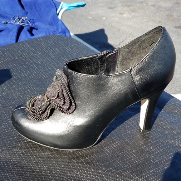 Shoes - Picture 2 of 3